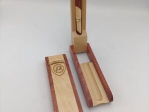 ΞΥΛΙΝΗ ΘΗΚΗ ΜΕ ΣΤΥΛΟ ΚΑΙ ΣΚΑΛΙΣΑΜΑ