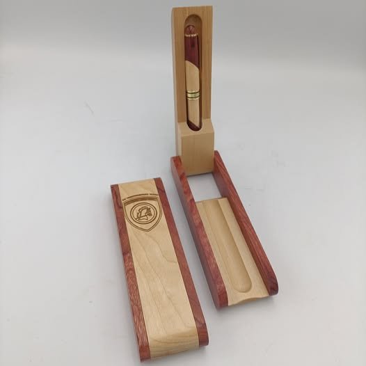 ΞΥΛΙΝΗ ΘΗΚΗ ΜΕ ΣΤΥΛΟ ΚΑΙ ΣΚΑΛΙΣΑΜΑ