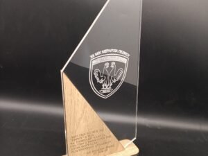 ΠΛΑΚΕΤΑ ΤΡΙΓΩΝΙΚΗ ΑΠΟ ΞΥΛΟ ΚΑΙ PLEXIGLASS