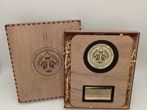 ΞΥΛΙΝΗ ΠΛΑΚΕΤΑ ΜΕ ΧΡΥΣΑ ΚΑΙ ΜΑΥΡΑ ΣΤΟΙΧΕΙΑ