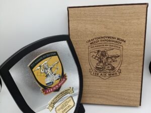 ΞΥΛΙΝΗ ΠΛΑΚΕΤΑ ΜΕ ΑΣΗΜΙ ΠΡΟΣΟΨΗ