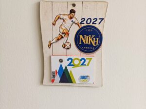 Επιτοίχιο ξύλινο ημερολόγιο 2027 με ποδοσφαιριστή και σήμα αθλητικού συλλόγου