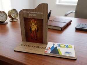 Επιτραπέζιο ξύλινο ημερολόγιο με εικόνα του Αγίου Νεκταρίου σε ακανόνιστο πλαίσιο, 2026